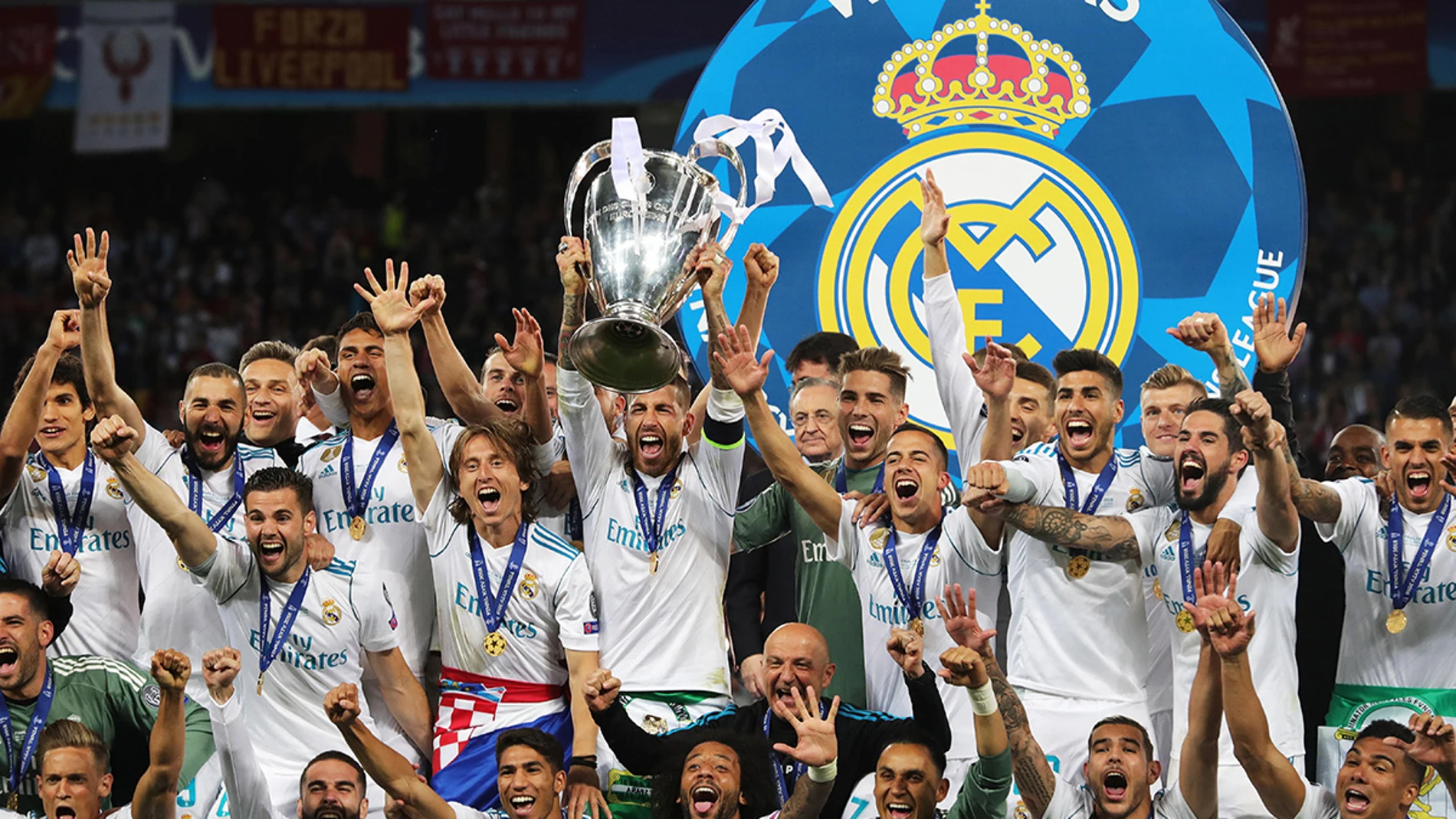 El capitán del Real Madrid, Sergio Ramos, levanta el trofeo tras ganar la final de la UEFA Champions League entre Real Madrid y Liverpool FC en el estadio NSC Olimpiyskiy en Kiev, Ucrania, el 26 de mayo de 2018. El capitán del Real Madrid, Sergio Ramos, levanta el trofeo tras ganar la final de la UEFA Champions League entre Real Madrid y Liverpool FC en el estadio NSC Olimpiyskiy en Kiev, Ucrania, el 26 de mayo de 2018.