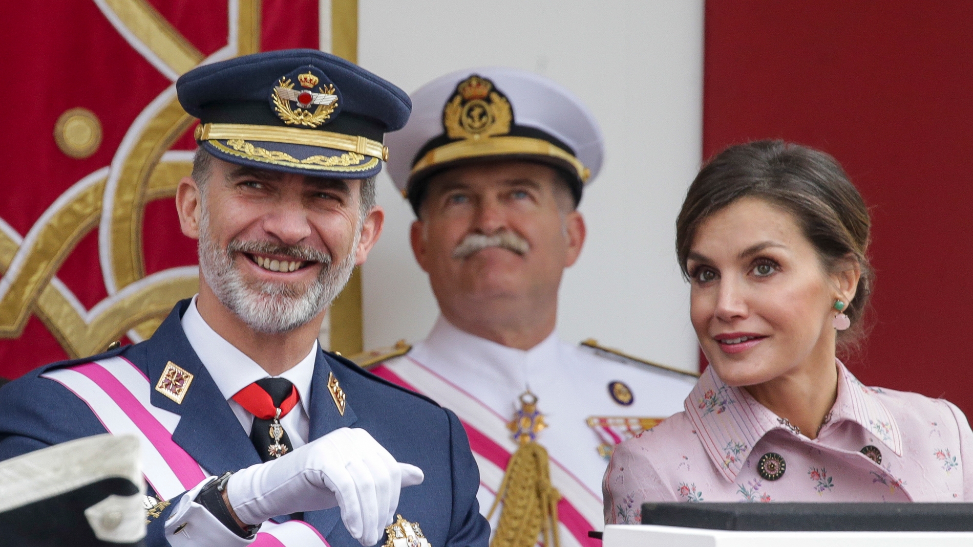 La reina Letizia y el rey Felipe en el desfile de las Fuerzas Armadas