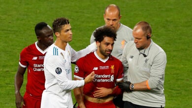 Mohamed Salah se marchó lesionado del hombro izquierdo tras una caída con Ramos
