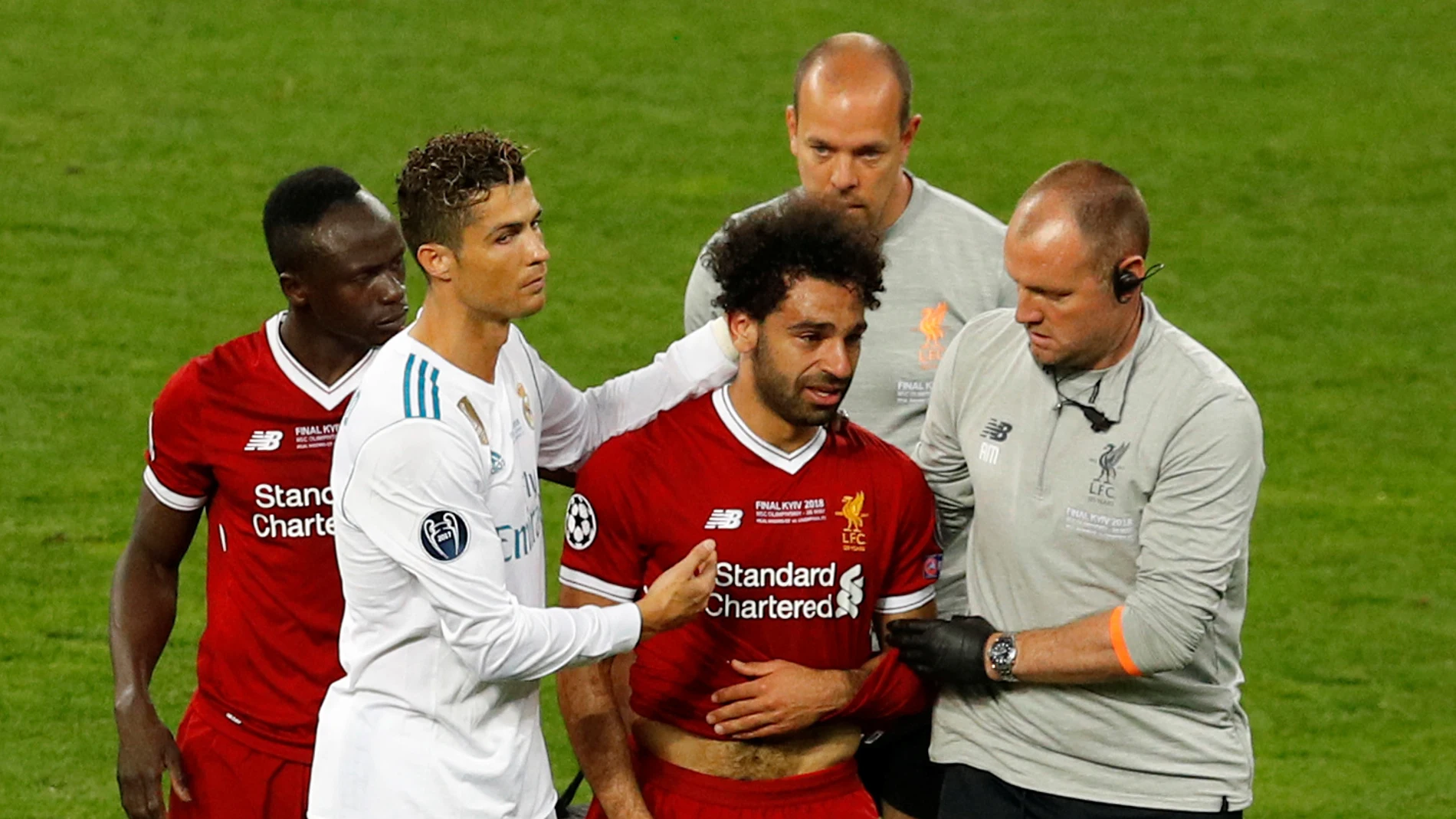 Mohamed Salah abandona entre lágrimas la final de la Champions
