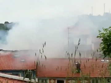 Un incendio declarado en un inmueble de Bermeo obliga a desalojar a los vecinos de dos edificios colindantes Un incendio declarado en un inmueble de Bermeo obliga a desalojar a los vecinos de dos edificios colindantes