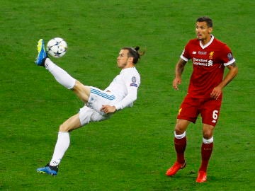 Gareth Bale marca el 2-1 durante la final de la UEFA Champions League de chilena 