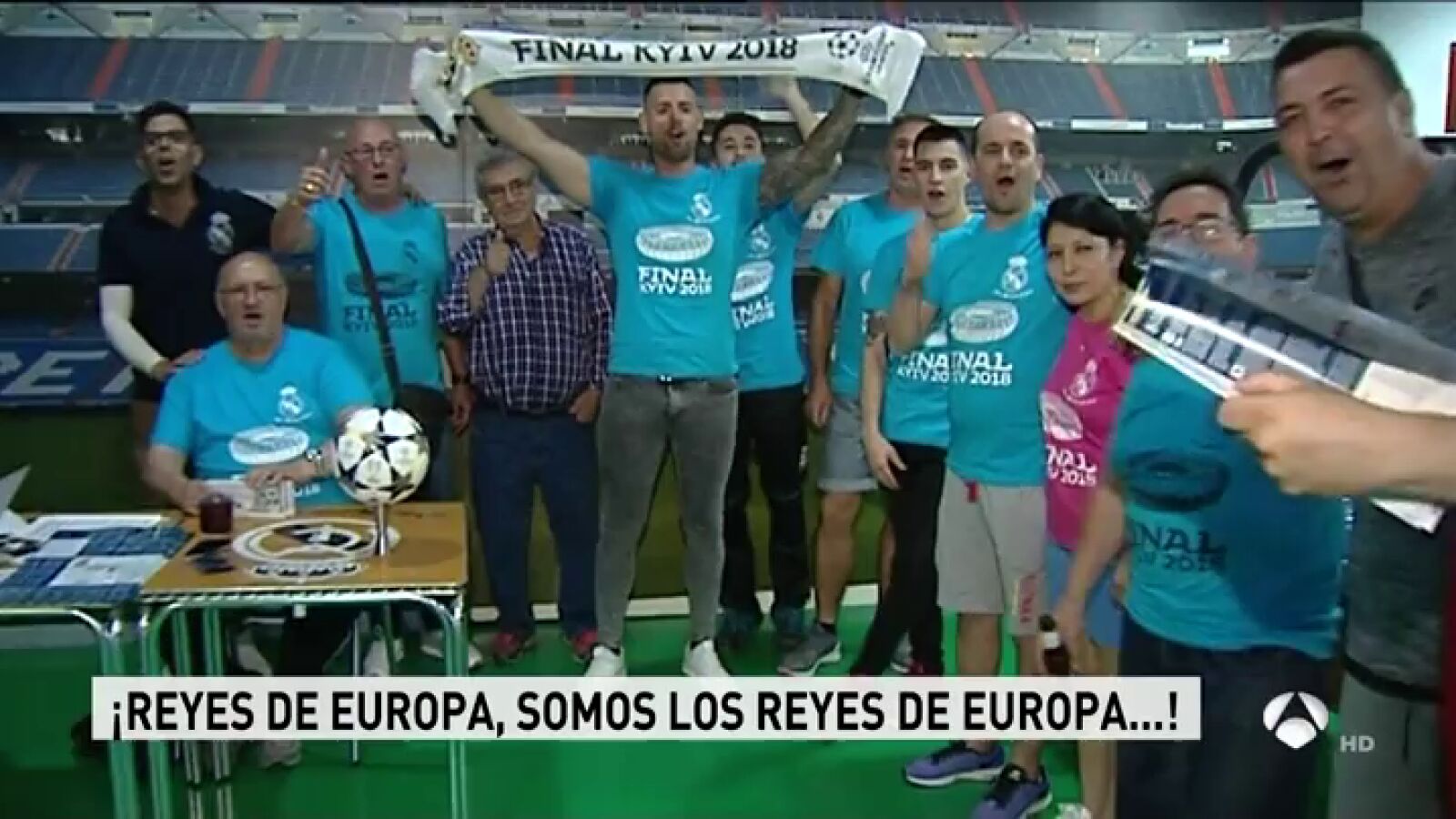 Varios miembros de la peña madridista de El Prat, en Barcelona, viajan a Kiev en el único vuelo chárter fuera de Madrid