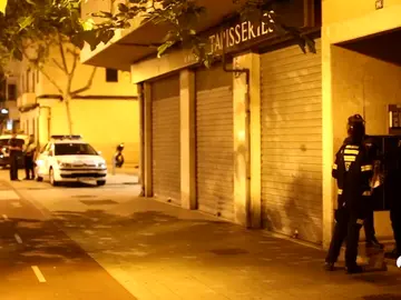 Las autoridades sanitarias envían al Carlos III un bote etiquetado con la palabra 'ébola' hallado en Palma Las autoridades sanitarias envían al Carlos III un bote etiquetado con la palabra 'ébola' hallado en Palma