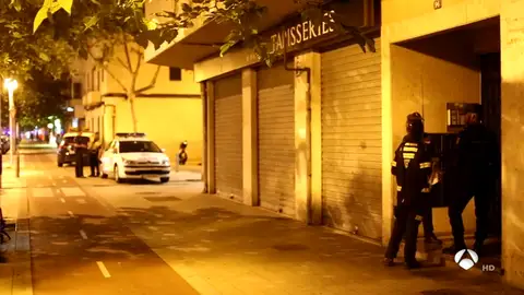 Las autoridades sanitarias envían al Carlos III un bote etiquetado con la palabra 'ébola' hallado en Palma Las autoridades sanitarias envían al Carlos III un bote etiquetado con la palabra 'ébola' hallado en Palma