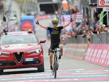 Mikel Nieve celebra la victoria en Cervinia Mikel Nieve celebra la victoria en Cervinia