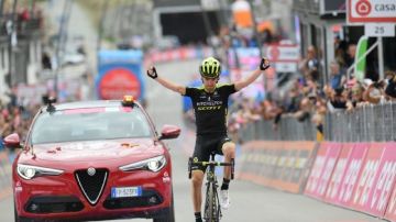 Mikel Nieve celebra la victoria en Cervinia