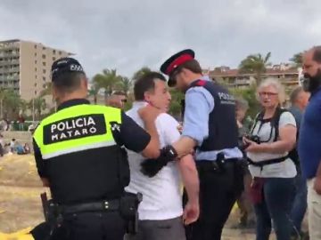 Momentos de tensión en la playa de Mataró por la colocación de toallas amarillas en forma de cruces