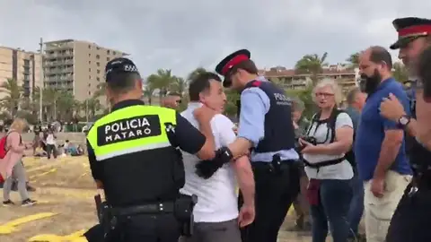 Momentos de tensión en la playa de Mataró por la colocación de toallas amarillas en forma de cruces Momentos de tensión en la playa de Mataró por la colocación de toallas amarillas en forma de cruces