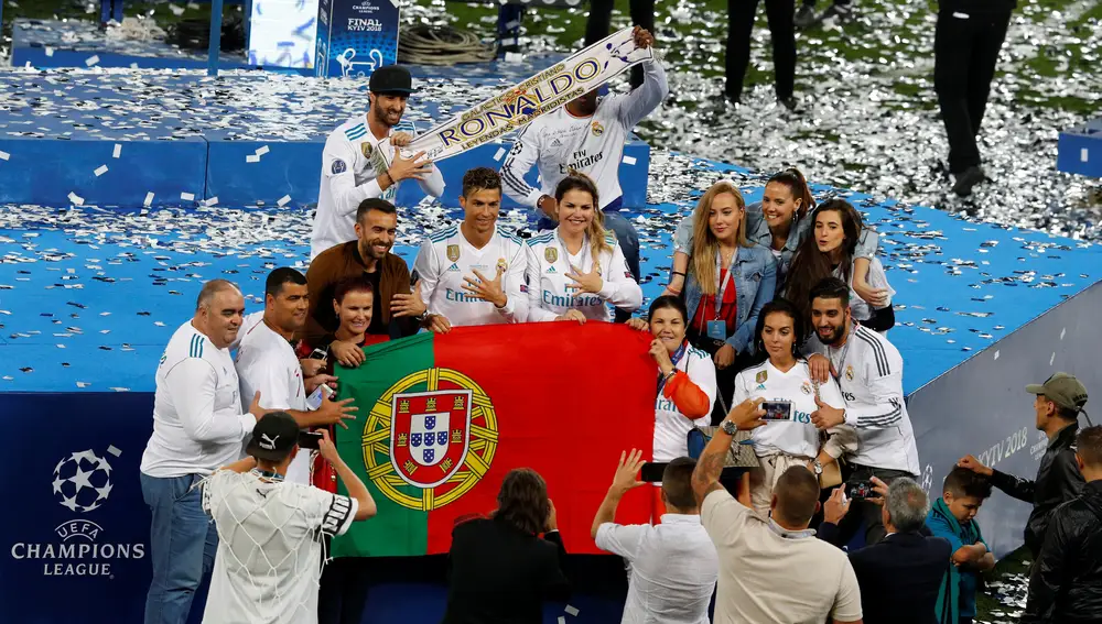 Cristiano Ronaldo y su familia tras ganar el Real Madrid la final de la Champions League 