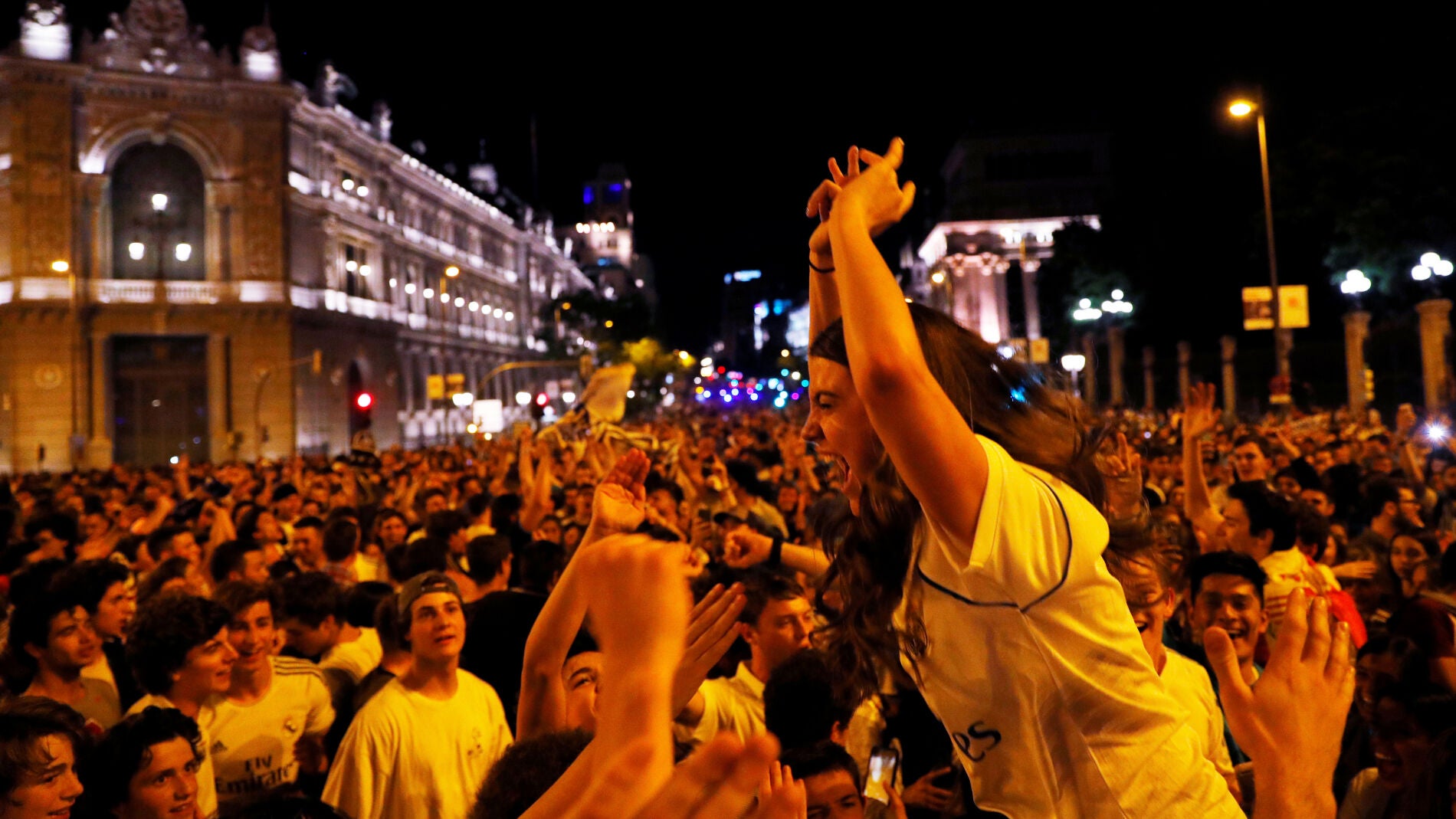 Aficionados del Real Madrid celebran la 13&ordf; Champions en Cibeles