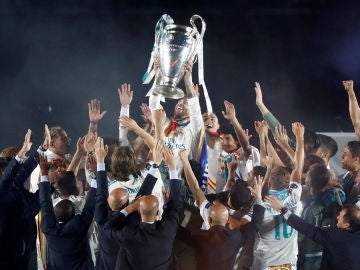 Ramos alza la Copa de Europa en el centro del Santiago Bernabéu