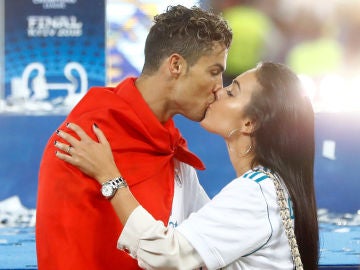 El beso de Cristiano Ronaldo y Georgina Rodríguez tras ganar el Real Madrid la final de la Champions League 
