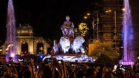Aficionados del Real Madrid celebran en la madrileña Plaza de Cibeles la victoria del equipo blanco en la final de la Liga de Campeones Aficionados del Real Madrid celebran en la madrileña Plaza de Cibeles la victoria (27-05-2018) Aficionados del Real Madrid celebran en la madrileña Plaza de Cibeles la victoria del equipo blanco en la final de la Liga de Campeones