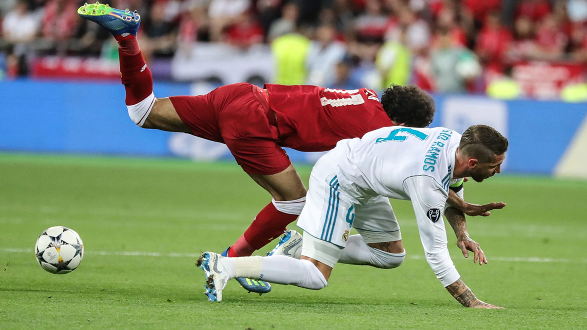 Mohamed Salah y Sergio Ramos caen durante la final Mohamed Salah y Sergio Ramos caen durante la final