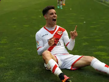 Álex Moreno celebra un gol con el Rayo Vallecano. Álex Moreno celebra un gol con el Rayo Vallecano.