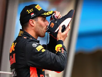 Ricciardo bebe de su bota Ricciardo bebe de su bota