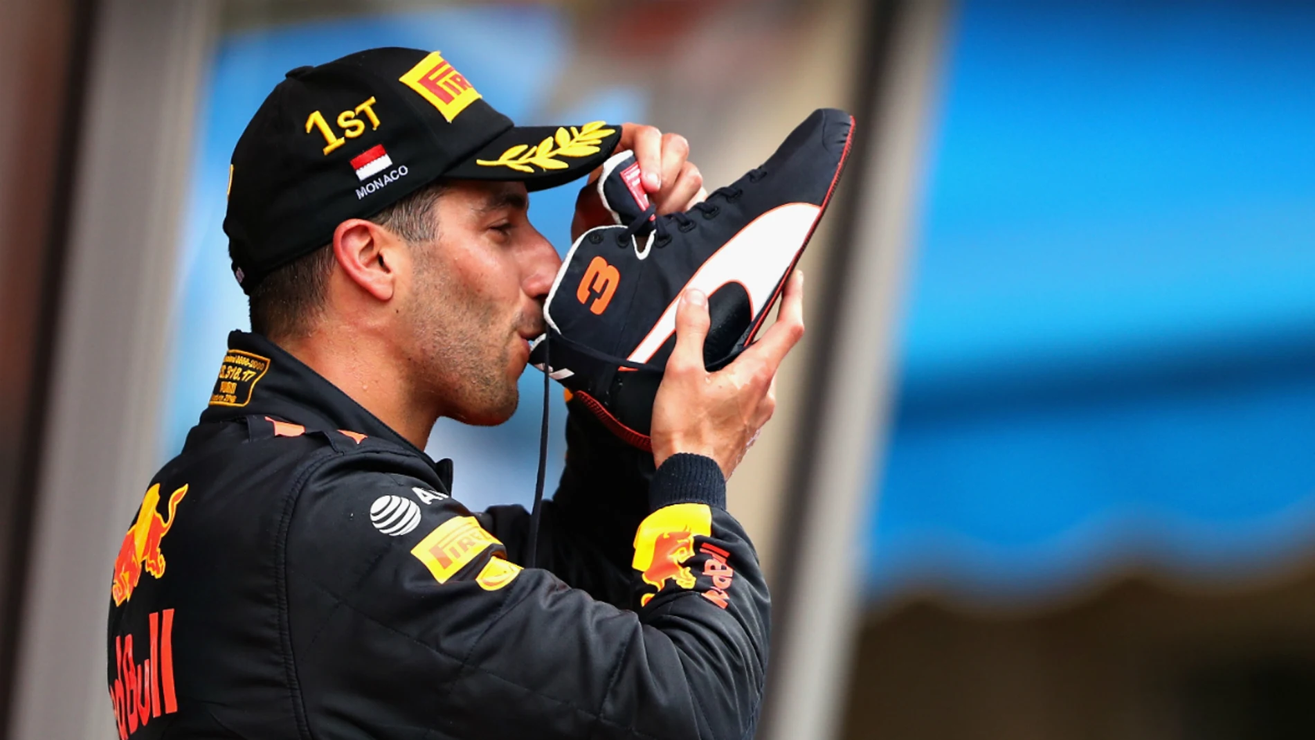 Ricciardo bebe de su bota