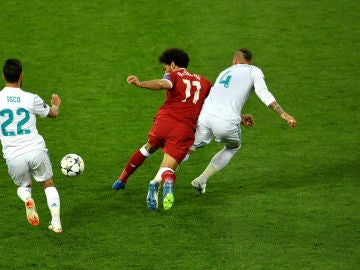 Ramos puja con Salah