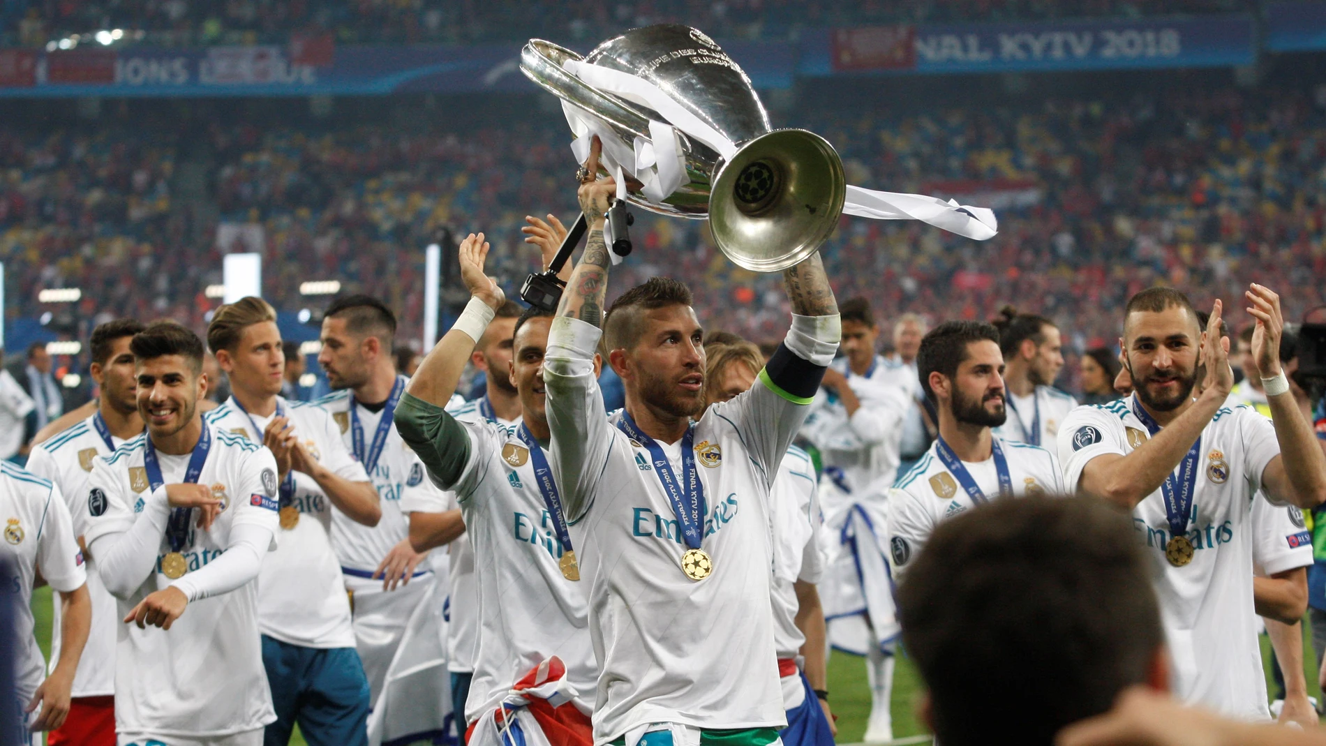 Ramos alza la Copa de Europa en el Estadio Olímpico de Kiev