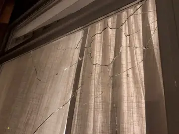 Así ha quedado la ventana del concejal Bastenier Así ha quedado la ventana del concejal Bastenier