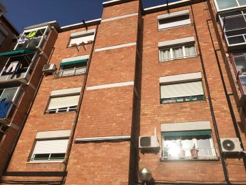 Fachada del edificio que ha sido desalojado en Sabadell