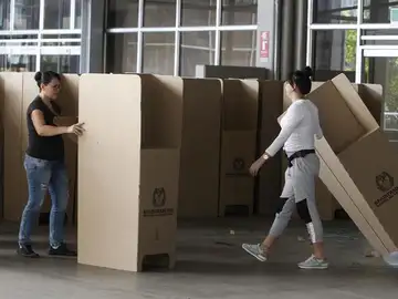 Una mujer instala las mesas de votación en un colegio electoral en Medellín (Colombia) Una mujer instala las mesas de votación en un colegio electoral en Medellín (Colombia)
