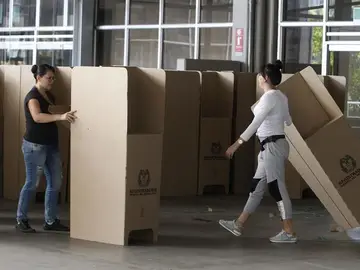 Una mujer instala las mesas de votación en un colegio electoral en Medellín (Colombia) Una mujer instala las mesas de votación en un colegio electoral en Medellín (Colombia)