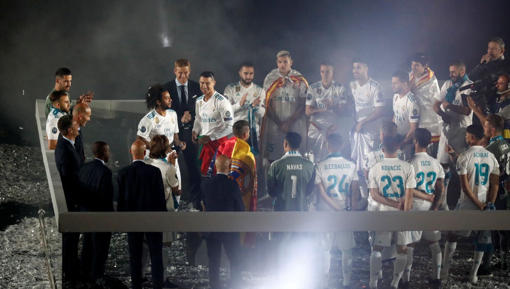 Cristiano Ronaldo, en el centro del Bernabéu rodeado por su compañeros