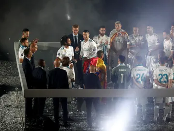 Cristiano Ronaldo, en el centro del Bernabéu rodeado por su compañeros Cristiano Ronaldo, en el centro del Bernabéu rodeado por su compañeros