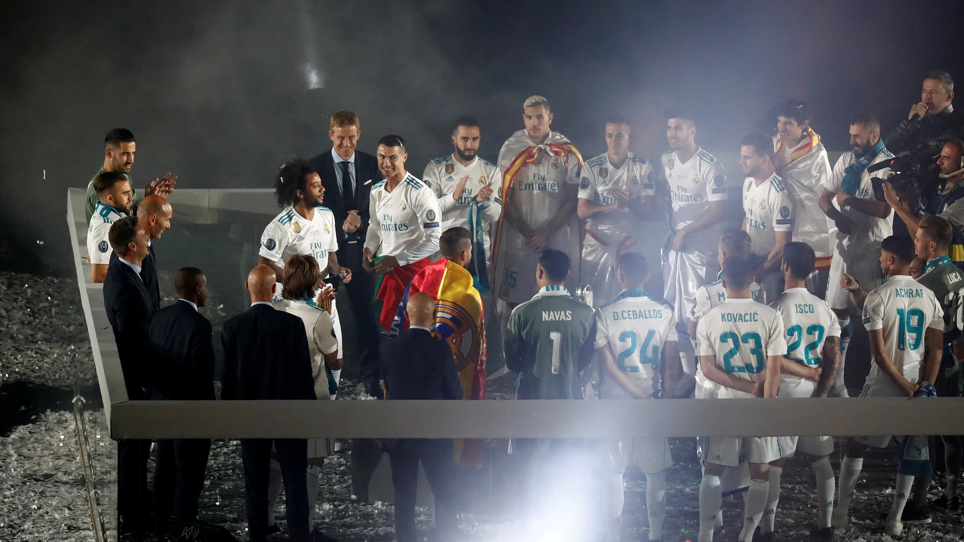 Cristiano Ronaldo, en el centro del Bernabéu rodeado por su compañeros