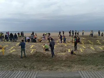 Cruces hechas con toallas amarillas Cruces hechas con toallas amarillas