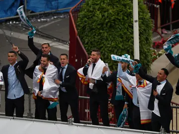 Sergio Ramos cantando con sus compañeros en Cibeles Sergio Ramos cantando con sus compañeros en Cibeles