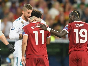 Sergio Ramos abraza a Salah