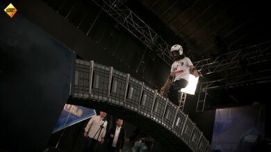 ¿Logrará Marron cruzar un puente gigante hecho con cajas?