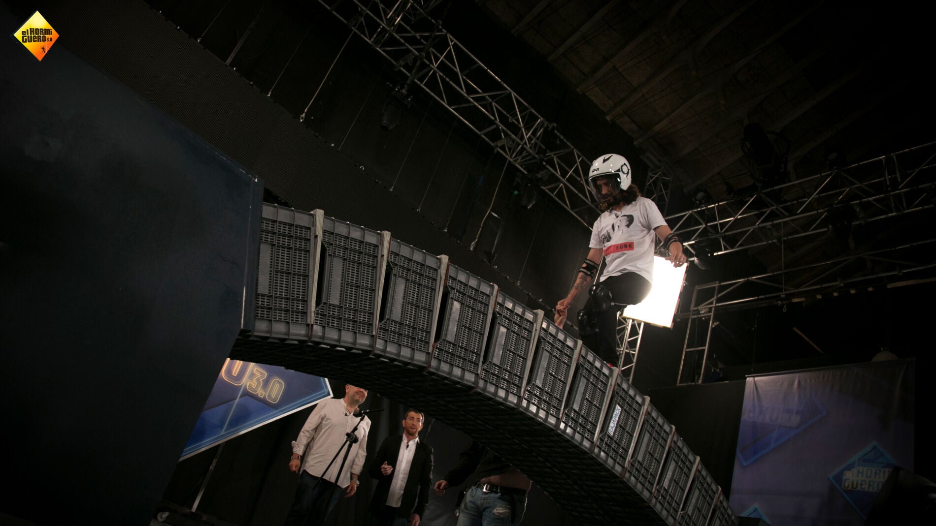 &iquest;Lograr&aacute; Marron cruzar un puente gigante hecho con cajas?