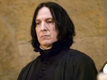 Alan Rickman como Severus Snape