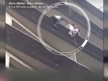 Un hombre se juega la vida para salvar a un niño de cuatro años que se quedó colgando de un balcón en París Un hombre se juega la vida para salvar a un niño de cuatro años que se quedó colgando de un balcón en París
