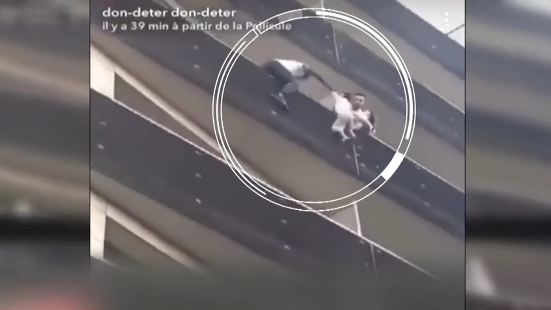 Un hombre se juega la vida para salvar a un niño de cuatro años que se quedó colgando de un balcón en París Un hombre se juega la vida para salvar a un niño de cuatro años que se quedó colgando de un balcón en París
