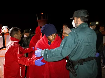 Rescate de un grupo de inmigrantes por efectivos de Salvamento Marítimo Rescate de un grupo de inmigrantes por efectivos de Salvamento Marítimo