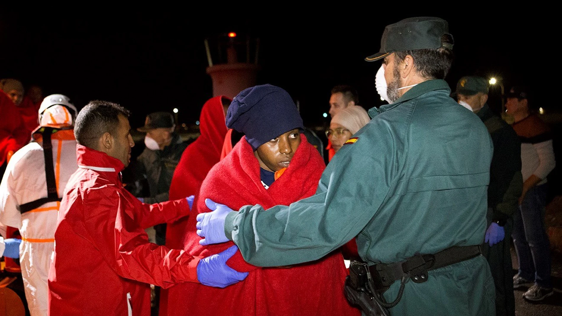Rescate de un grupo de inmigrantes por efectivos de Salvamento Marítimo Rescate de un grupo de inmigrantes por efectivos de Salvamento Marítimo