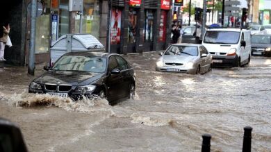 Una intensa tromba de agua inunda varias calles y algunos comercios de Salamanca