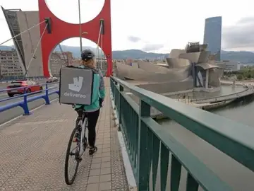 Un repartidor de Deliveroo. Un repartidor de Deliveroo.
