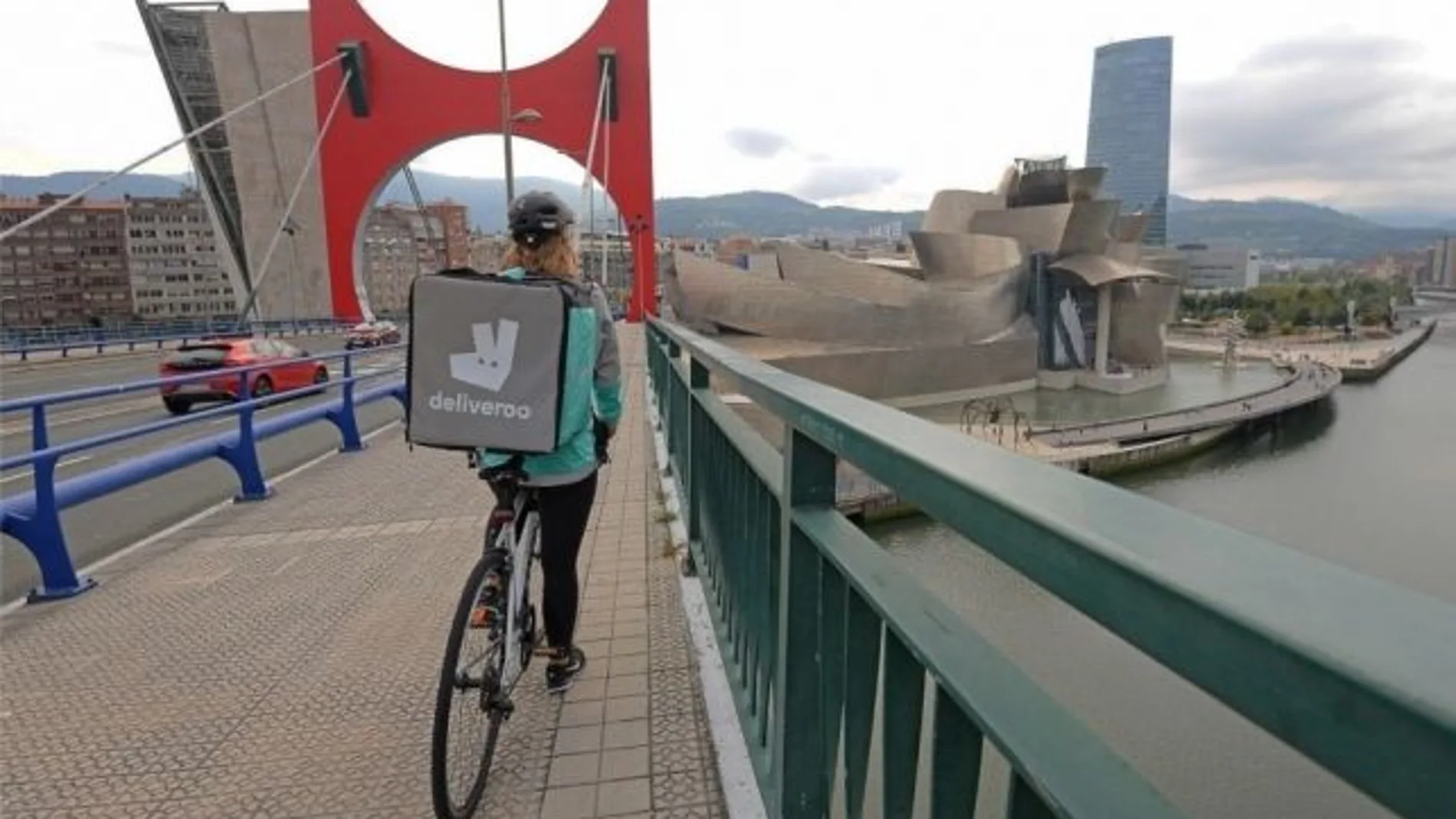 Un repartidor de Deliveroo. Un repartidor de Deliveroo.