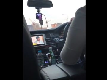 Un conductor de Uber viendo un partido mientras conduce