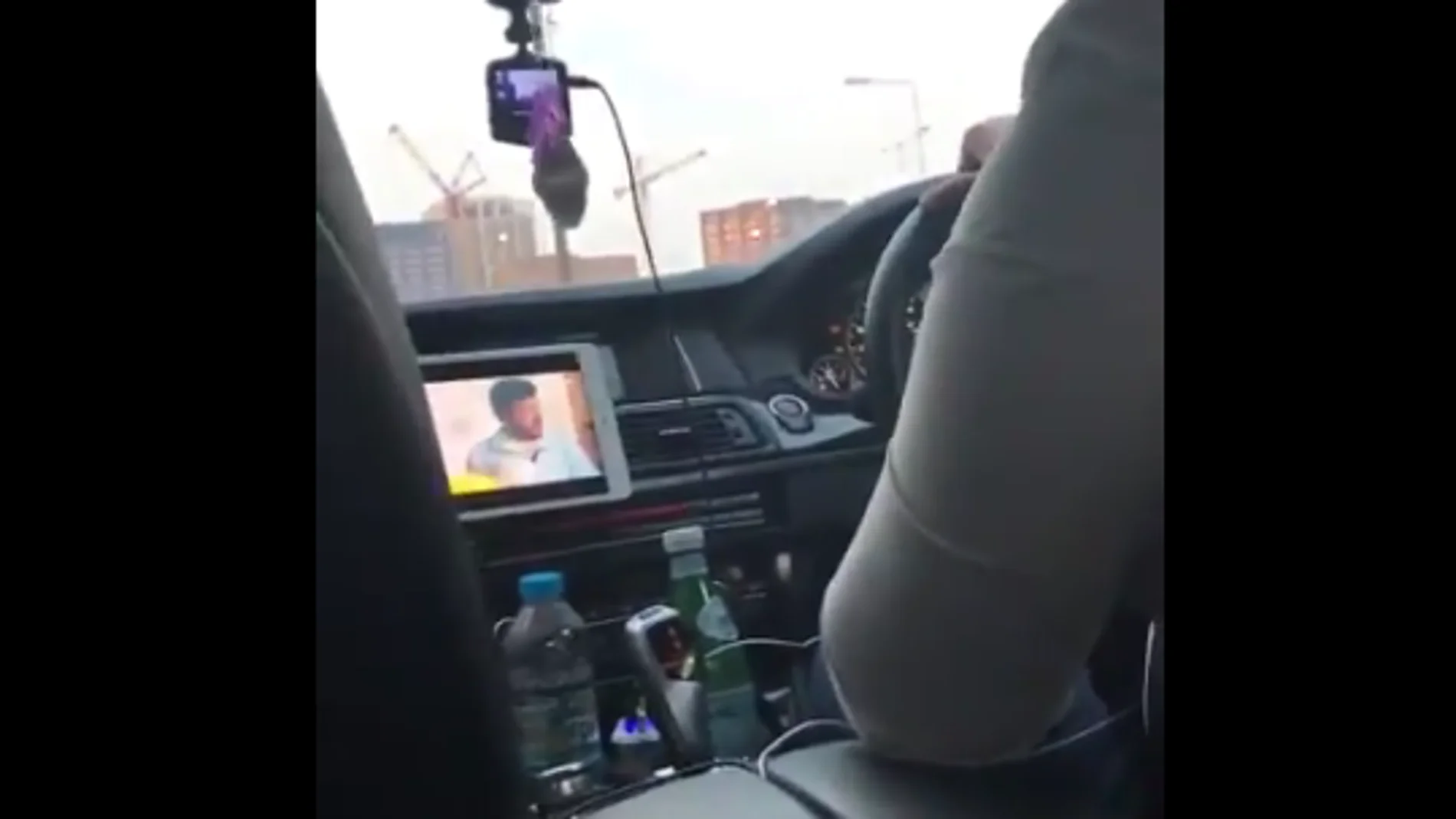 Un conductor de Uber viendo un partido mientras conduce Un conductor de Uber viendo un partido mientras conduce