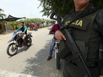 Un policía en Colombia Un policía en Colombia