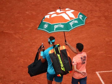 Rafa Nadal abandona la Philippe Chatrier bajo un paraguas