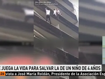Rescate de un niño en París Rescate de un niño en París