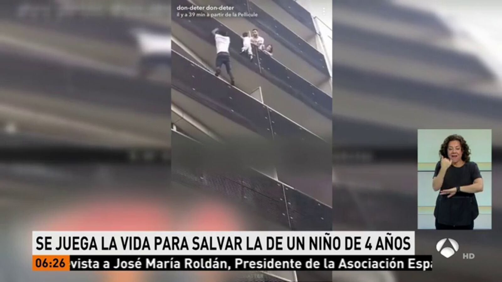 Un hombre se juega la vida para salvar a un niño de cuatro años que se quedó colgando de un balcón en París